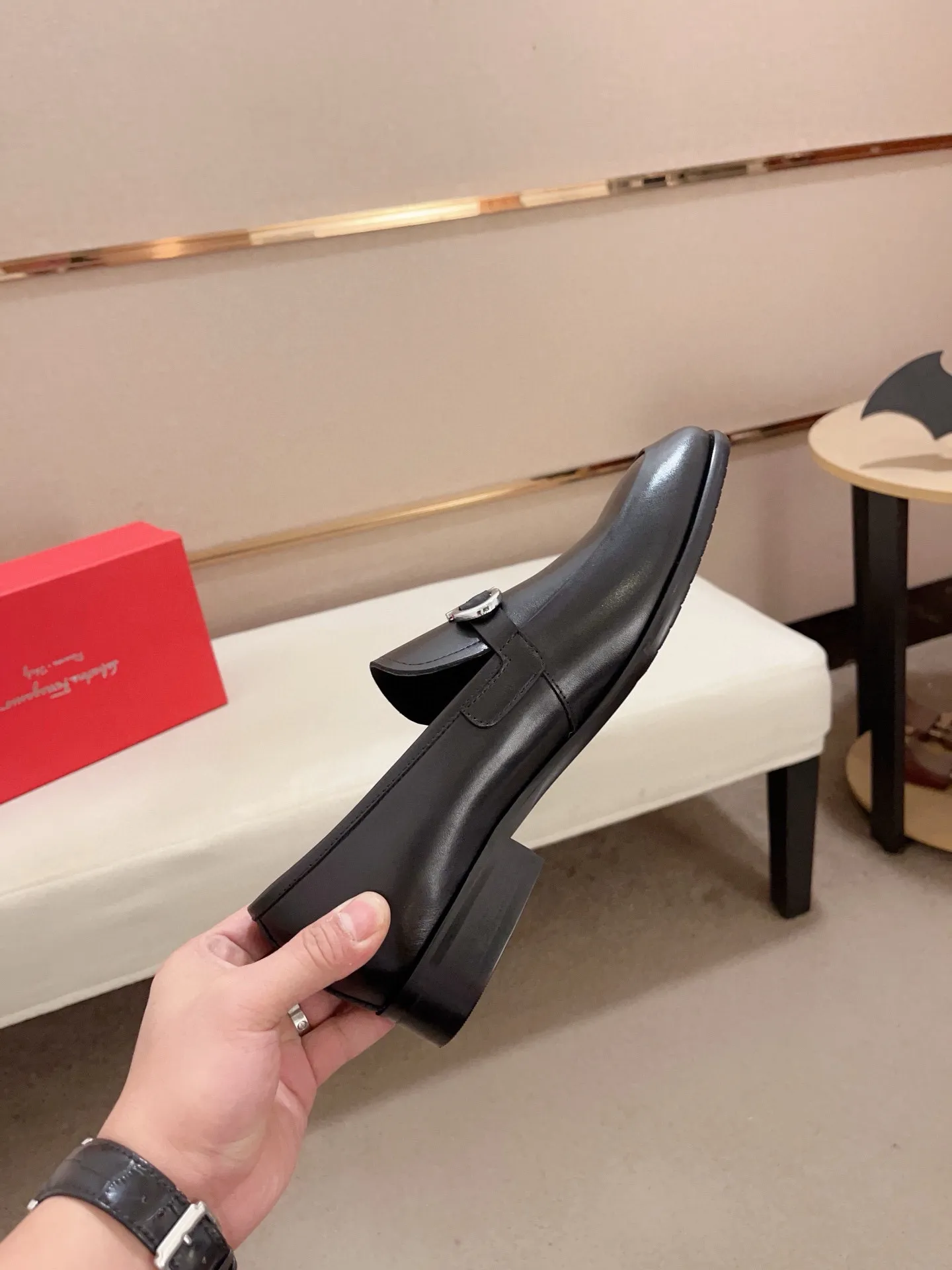 Men's shoes💰: 540💰 High version Ferragamo quality! 🆕🆕Exclusive hot-selling products in stock🔥🔥New products on the shelves, high-quality shoes, high-end driving shoes, with complete packaging! 💪 💪 Material: imported patented cowhide 🐂 + imported high-quality water-dyed cowhide lining + wear-resistant outsole 👍🏻👍🏻 Features: high-end and comfortable, purely handmade 🚀 🚀 Create the perfect shoes that suit you best 🔥 🔥 Size: (38-44) Can be customized 45 non-returnable!